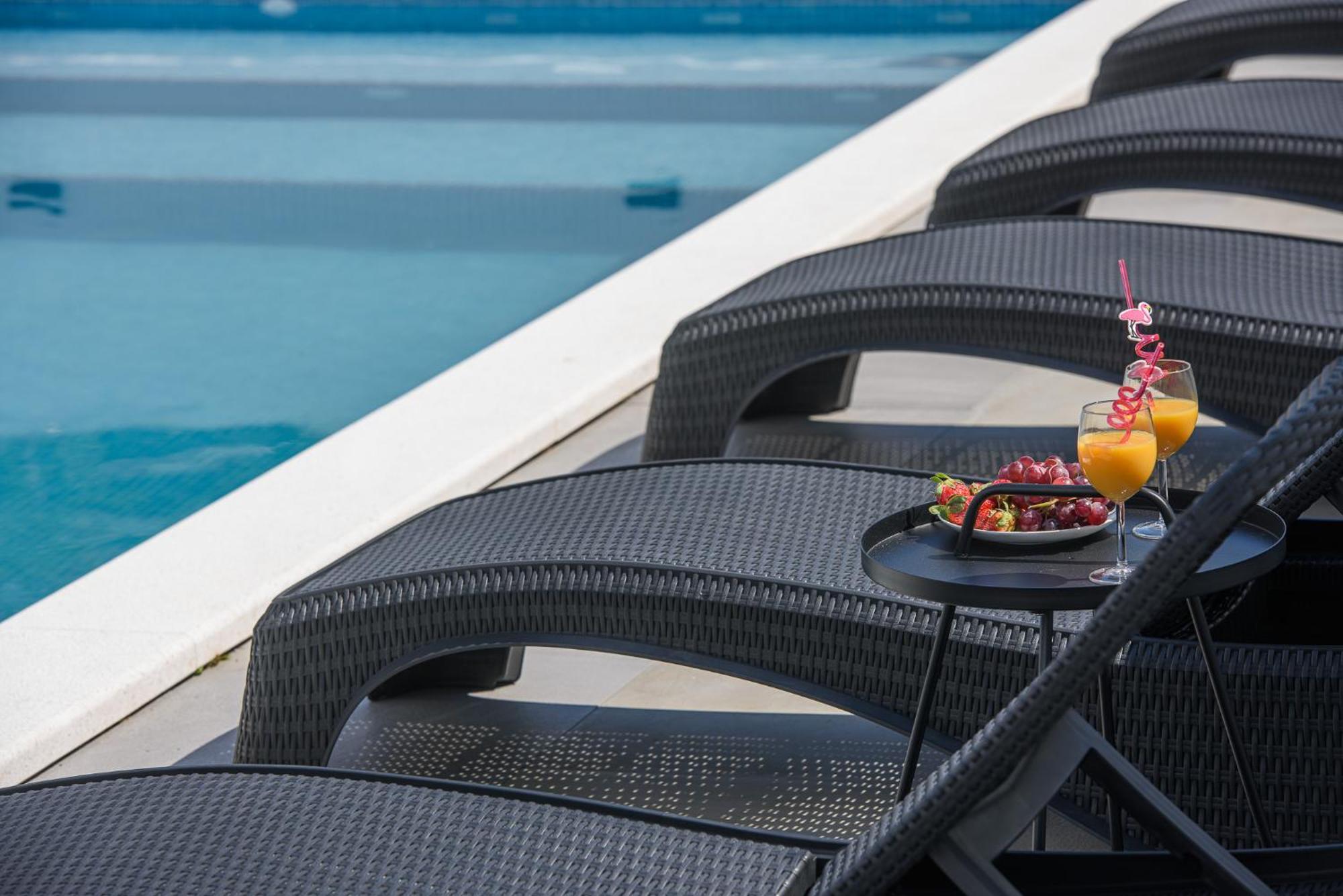 Villa Barbara & Zoran With Free Parking And Heated Swimming Pool Seget Vranjica Extérieur photo